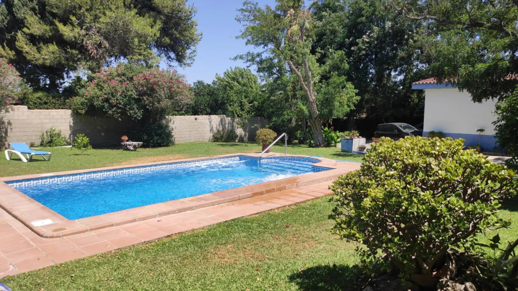 Chalet con piscina privada, natural y acogedor