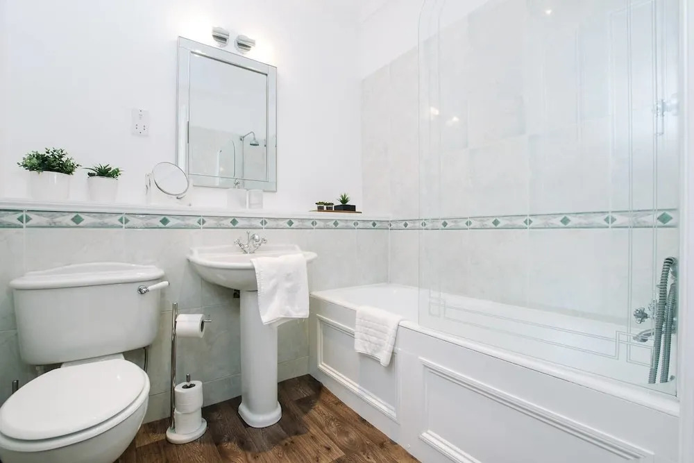 JOIVY Palmerston Place Residence: Luxury City Centre Apt With Private Parking
