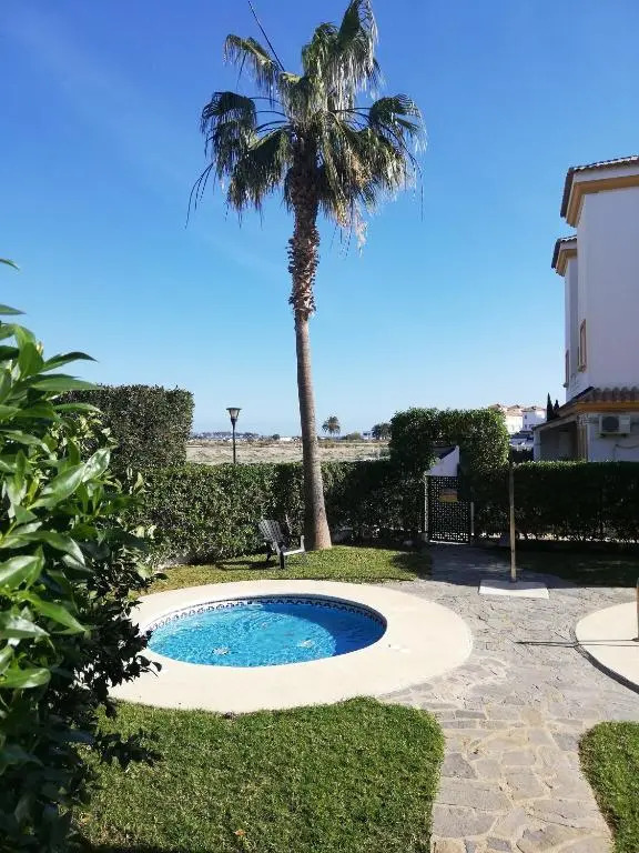 LUJOSO ADOSADO de TRES HABITACIONES en VERA PLAYA A 200 METROS DEL MAR