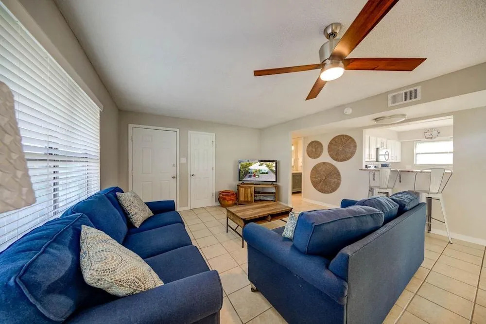 Peaceful condo in Gulf Shores with outdoor pool
