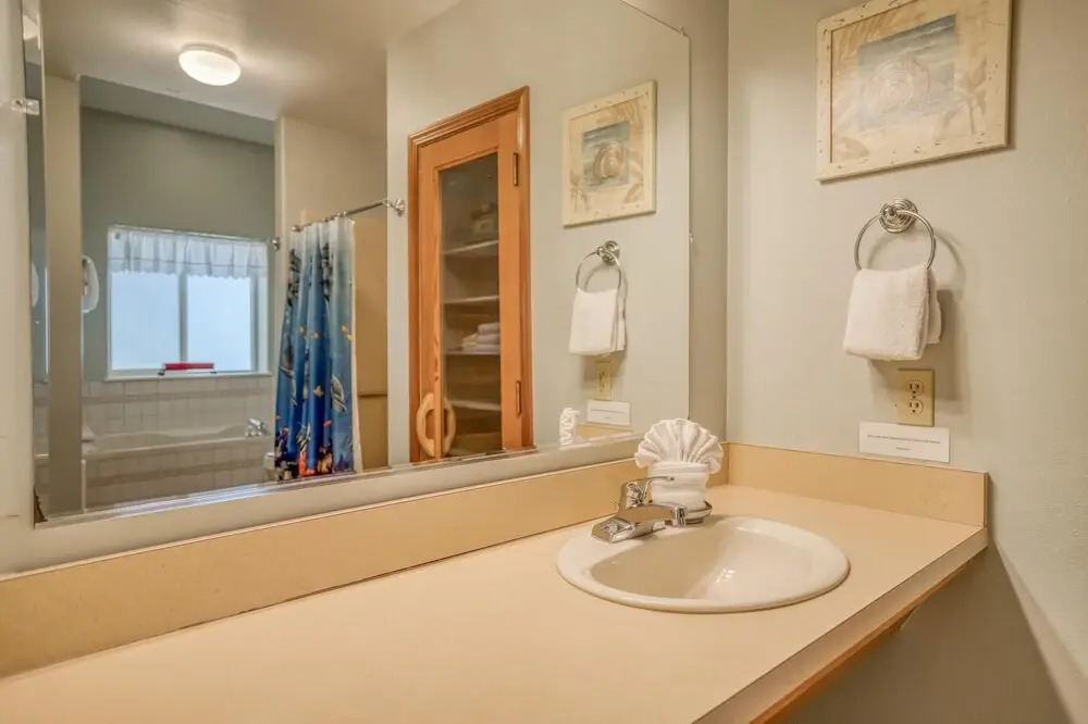 Oceanview Hot Tub and Cozy Bonus Room - Charming Coastal Retreat