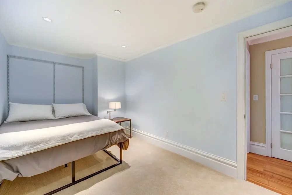 "the Fremont Lookout" W/ Deck & Gourmet Kitchen! 2 Bedroom Apts by Redawning