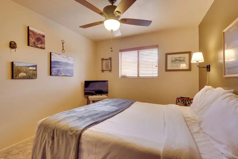 Parowan Escape With 2 Game Rooms, Deck & Yard!