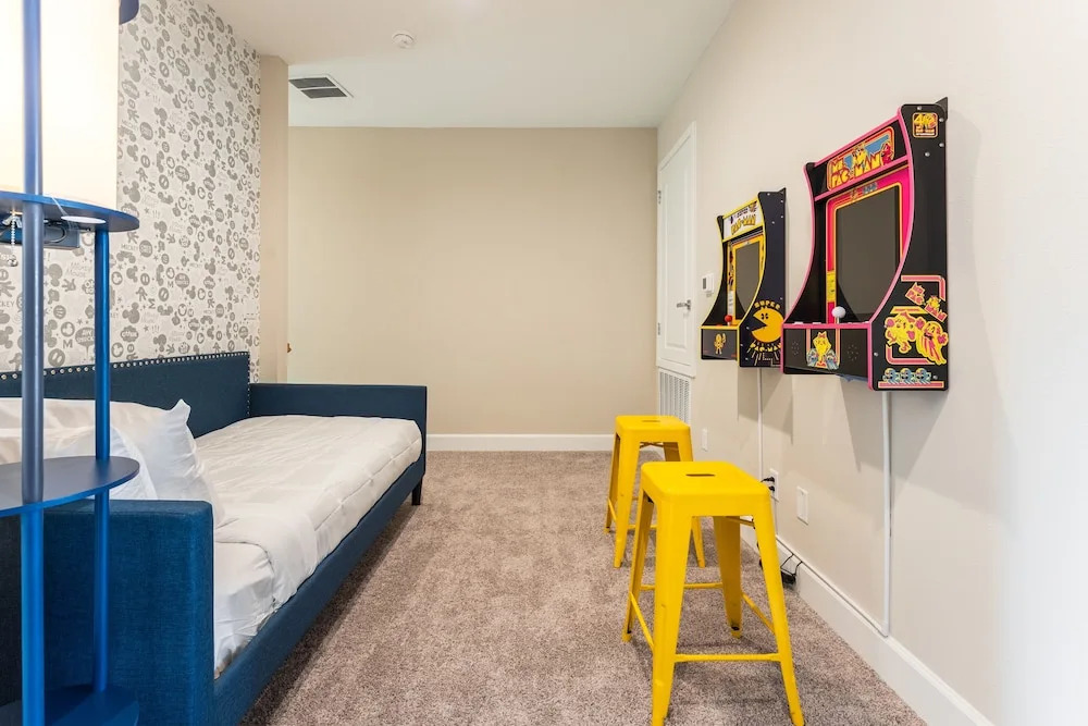 Fascinating 4br 3ba Pool Near Universal Studios 4 Bedroom Home by RedAwning