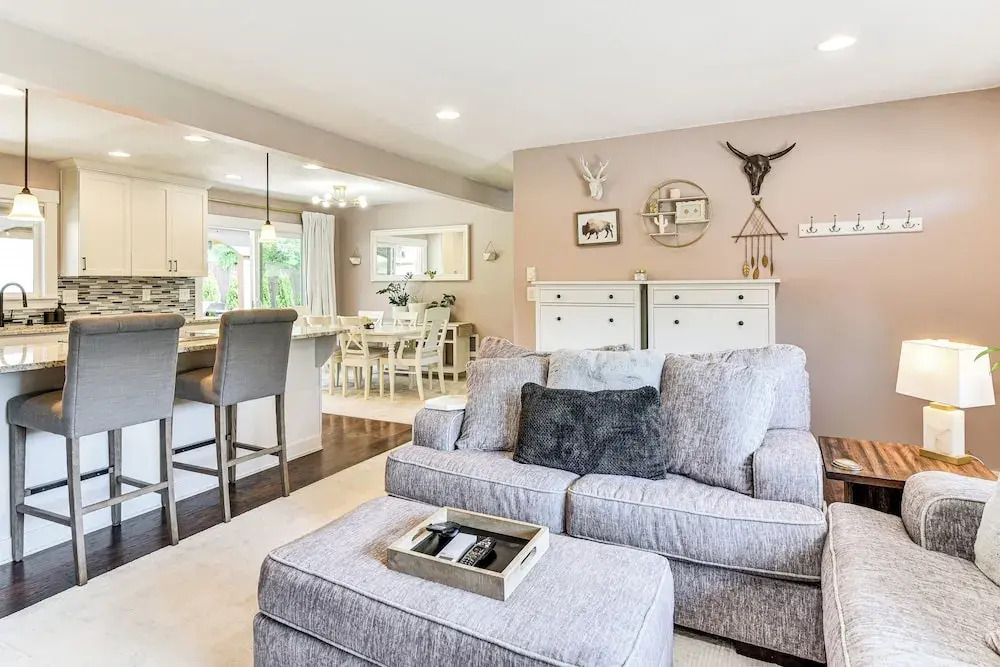 7 Mi to Vancouver Waterfront: Sleek Home w/ Yard!