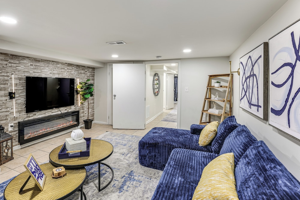 Walk to Patterson Park! Pet-friendly Townhome