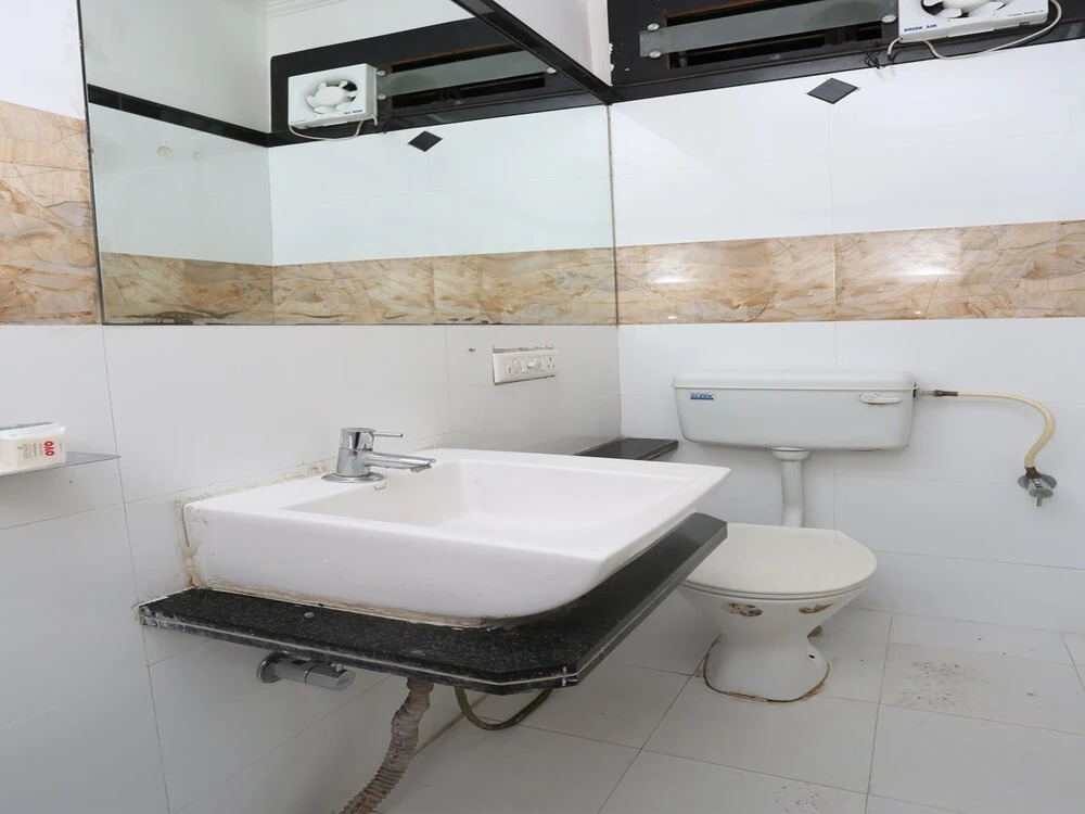 OYO 13546 Hotel City Palace