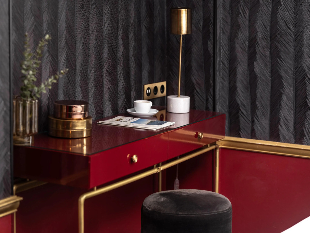 Snob Hotel