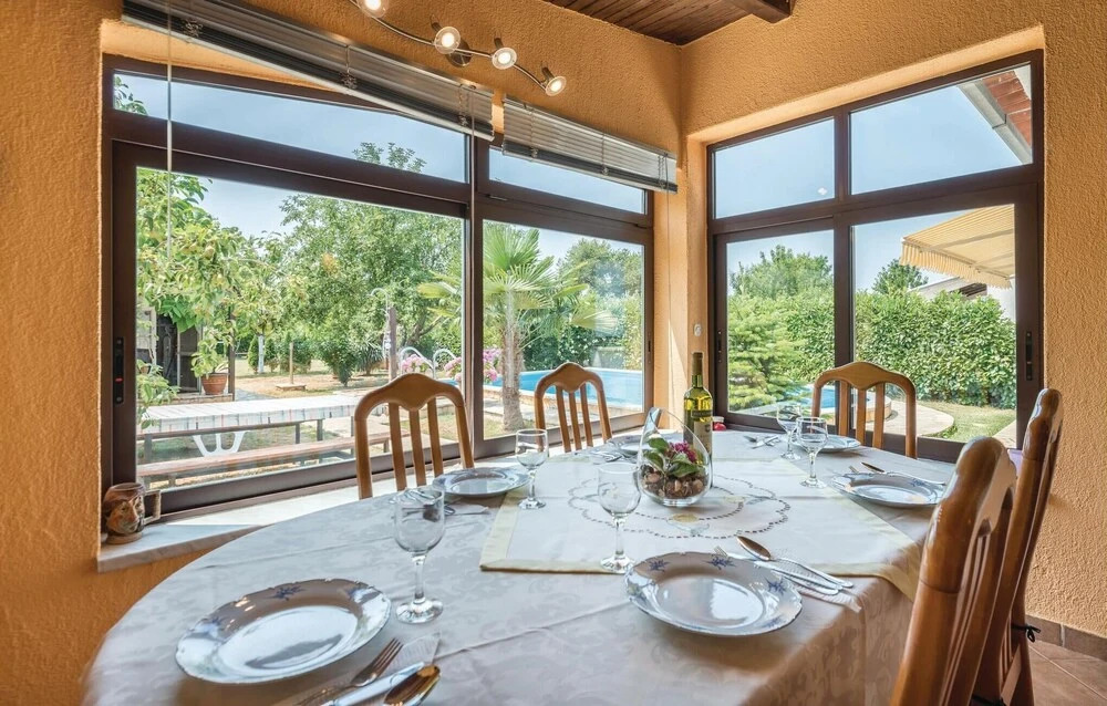 Amazing Home In Liznjan With Kitchen