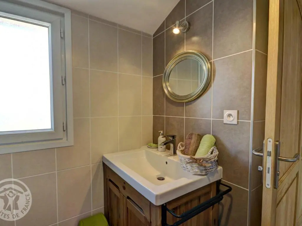 Gîte confortable à Genilac avec terrasse et jardin, idéal pour 2 personnes - FR-1-496-114