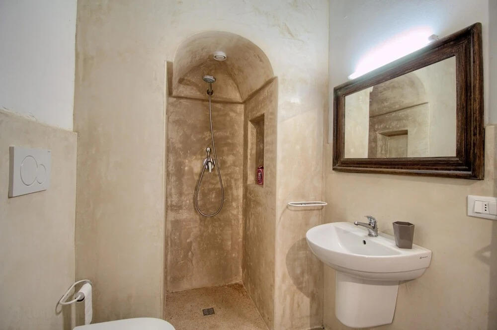 Minerva, Luxe Stone House