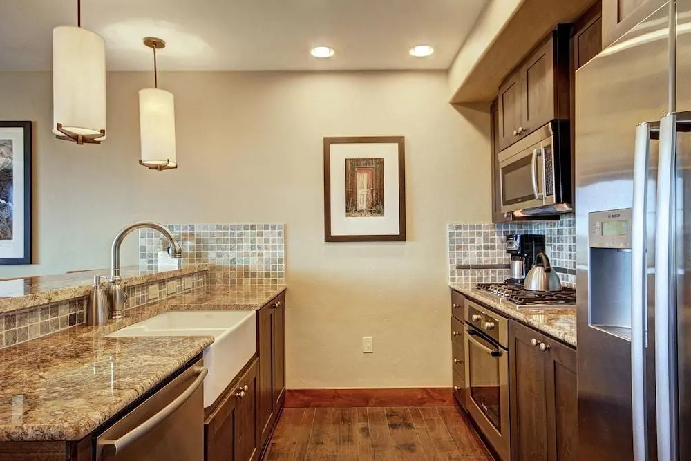 Slopeside  At Base Of Peak 8, Sleeps 6! 1 Bedroom Condo by RedAwning