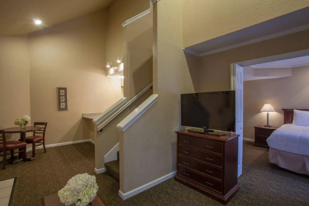Cloverleaf Suites Baton Rouge
