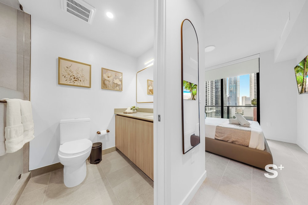 Sleek 1-BR & Den in Central Downtown