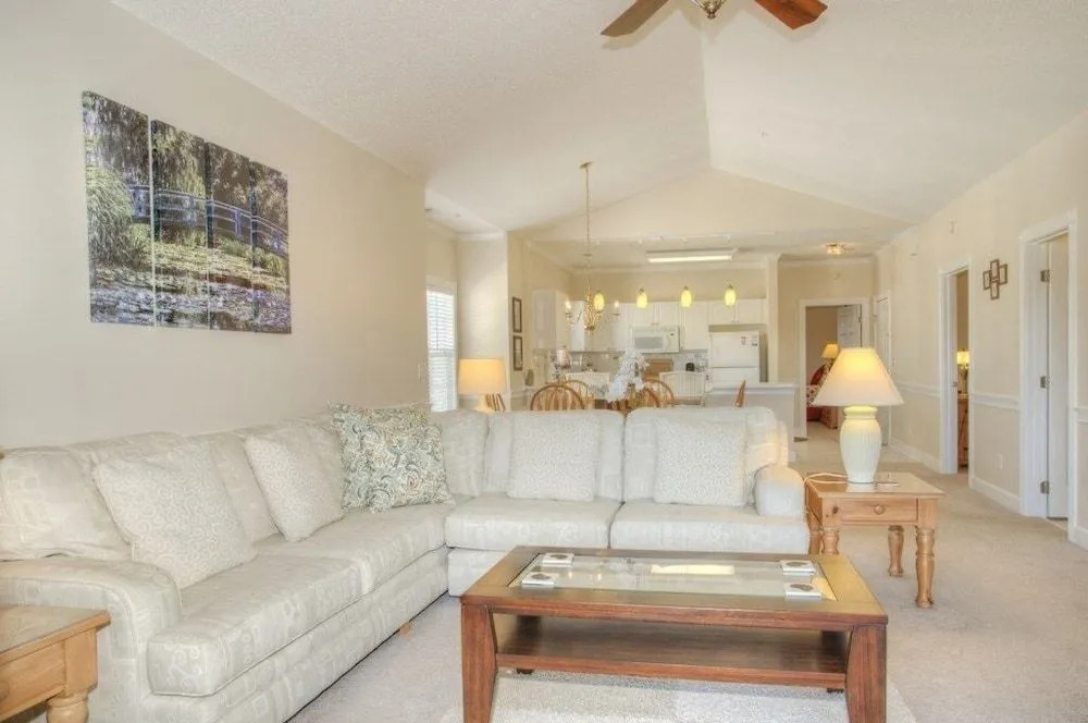 Magnolia North 305 4879 3 Br condo by RedAwning
