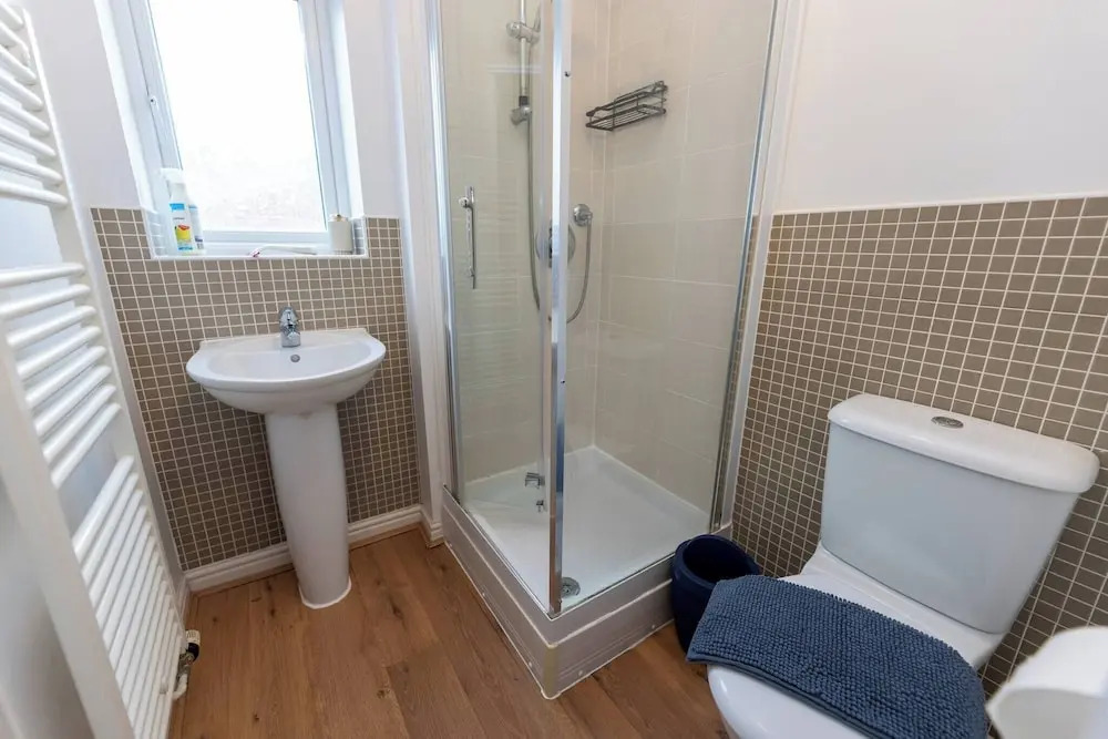 Charming 5-bedroom Townhouse in Central Gloucester