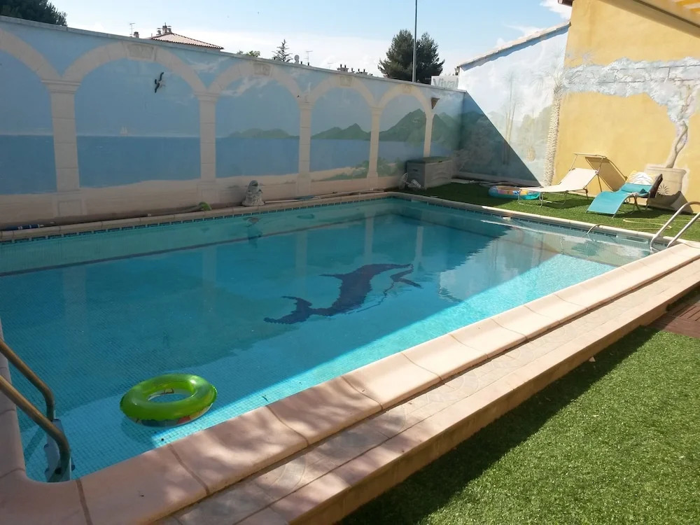 villa climatisée grande piscine 6-8 pers sans vis à vis