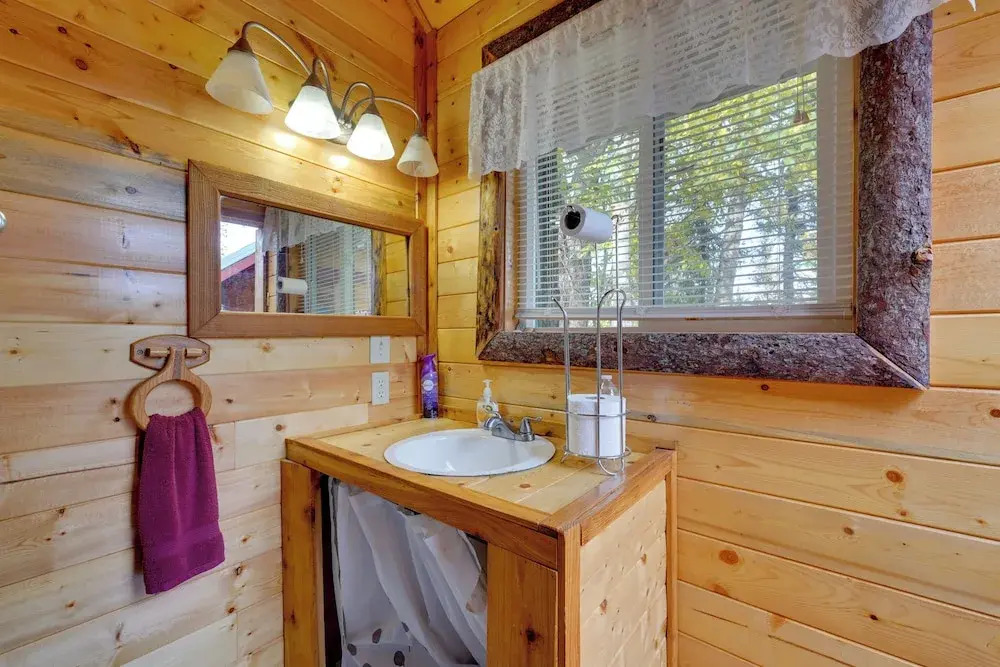 Ultimate Alaskan Retreat: Lakefront Soldotna Cabin