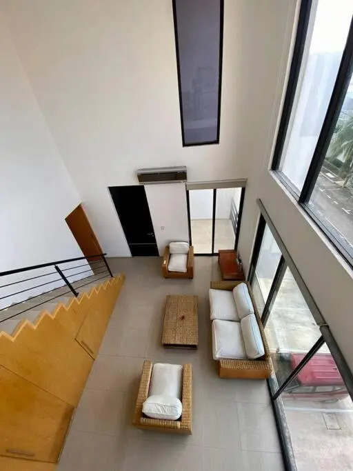 2 bd 2 bath penthouse walking distance from 5th Av