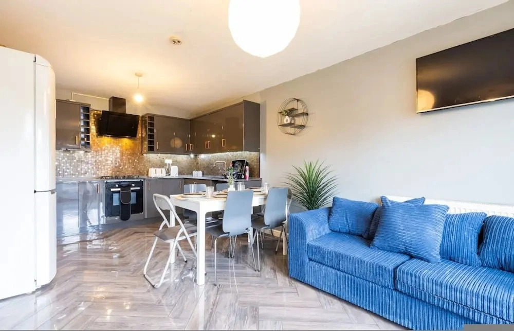 Grand 5BR Retreat in Beeston Sleeps 12