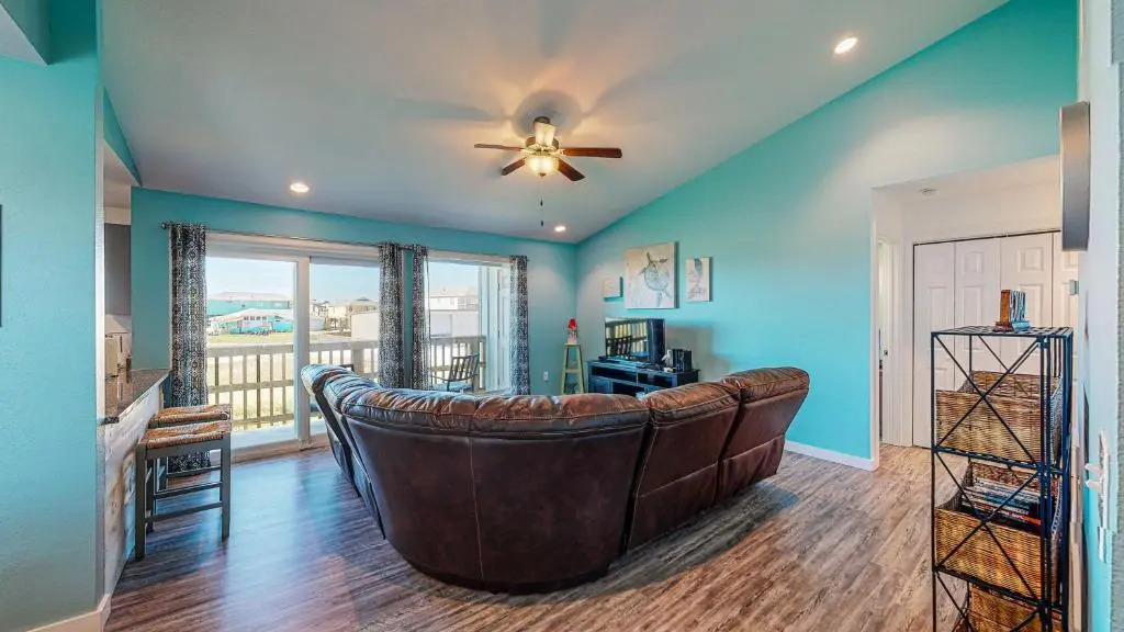 AH-D213 Newly Remodeled Second Floor Condo, Near Shared Community Pool