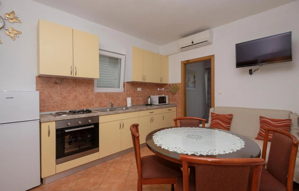Beautiful Home in Makarska With Wifi and 2 Bedrooms