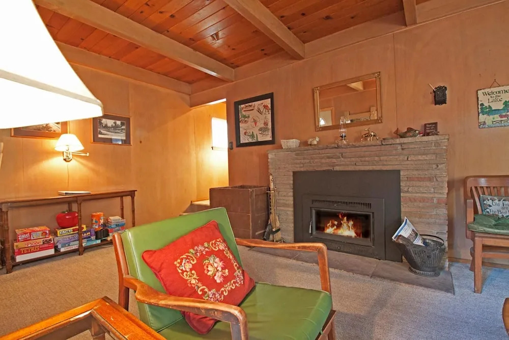 Balsam House - Walk to Lake & Private Beach Area