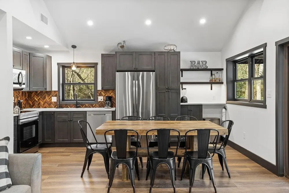 The Breck by Avantstay Modern 6bdr Cabin w/ Hot Tub & Game Room