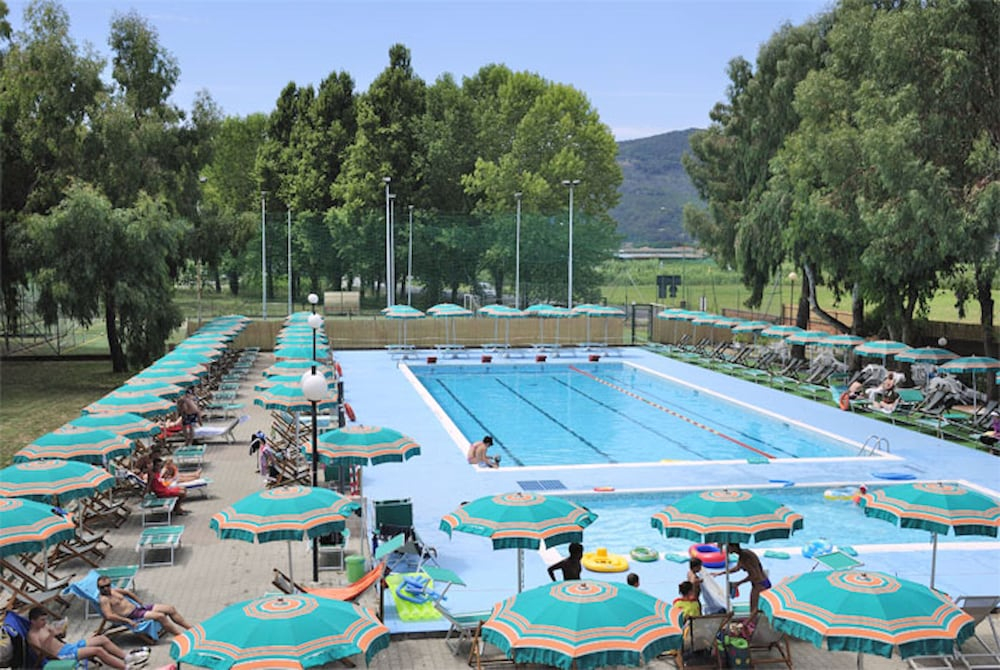 Residence with swimming pool in Luni Mare
