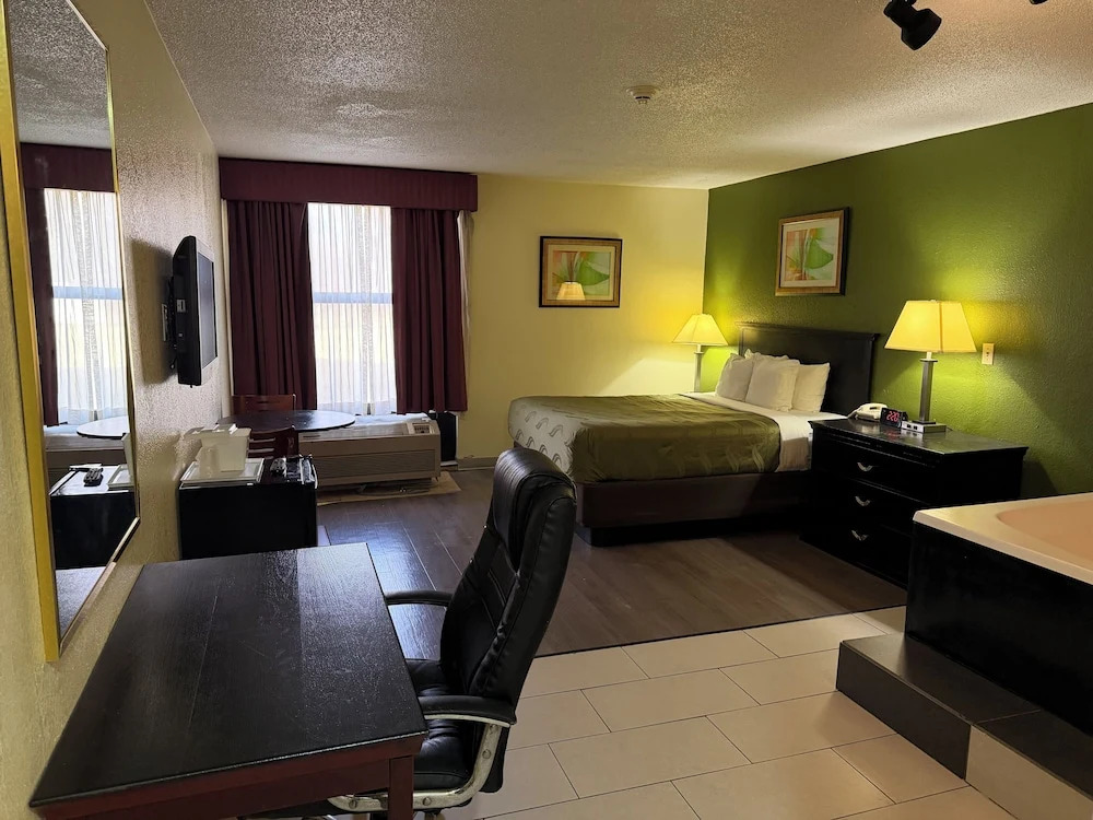 Lafayette Inn & Suites