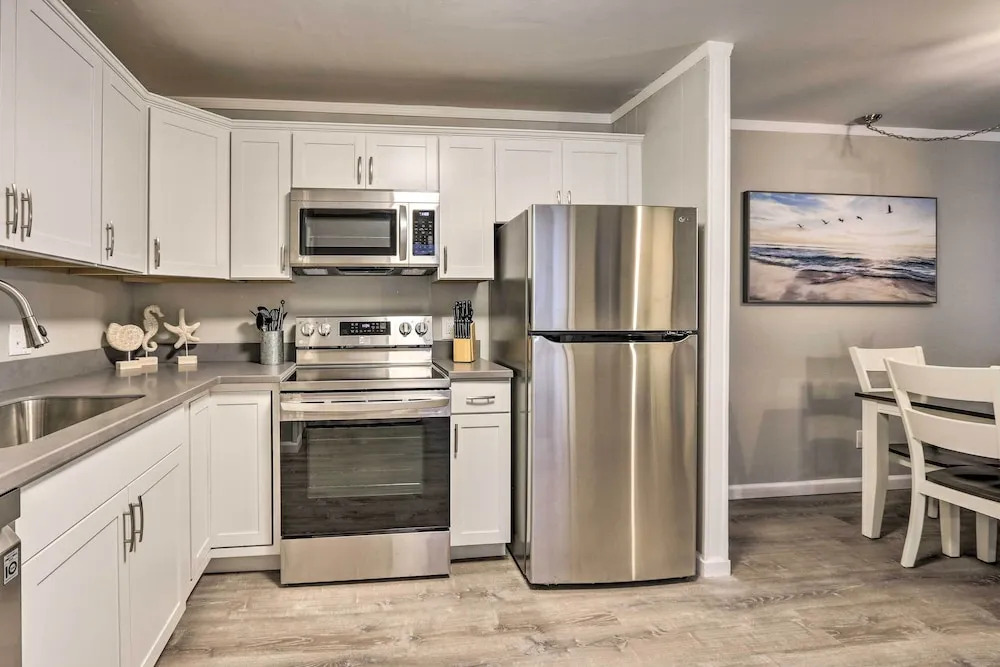 < 1 Mi to Beach: Hilton Head Condo w/ Pool Access!
