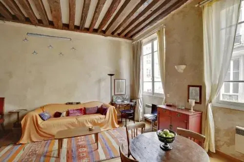 Marais-Rue Des Rosiers Id 24