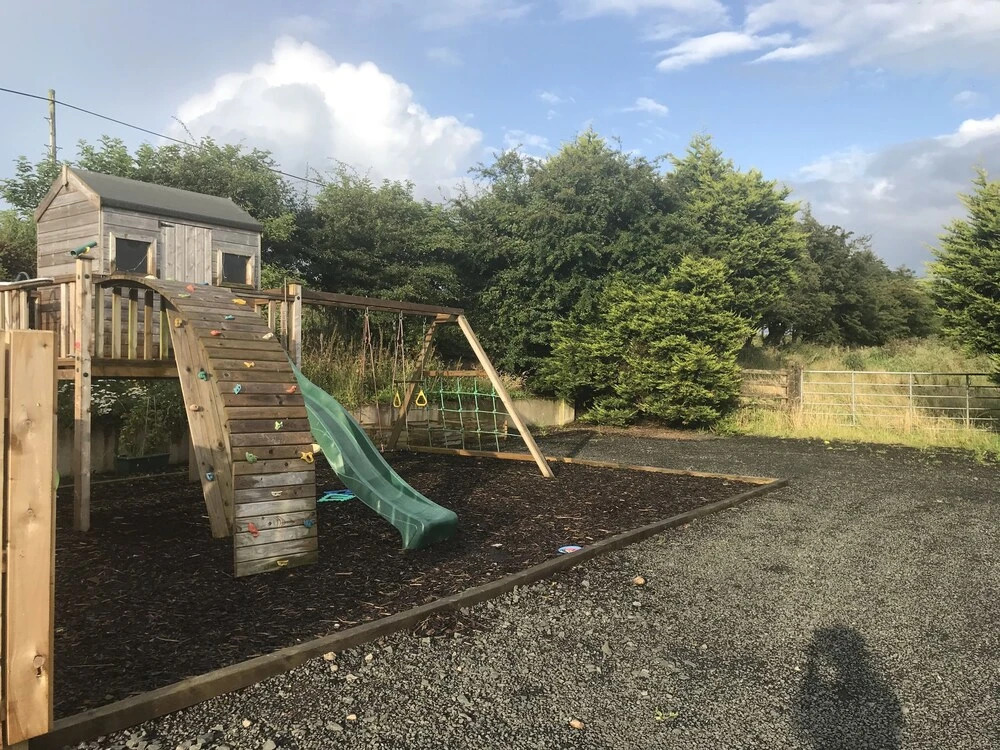 Deerfin Rentals. Private Chalet with Hot Tub