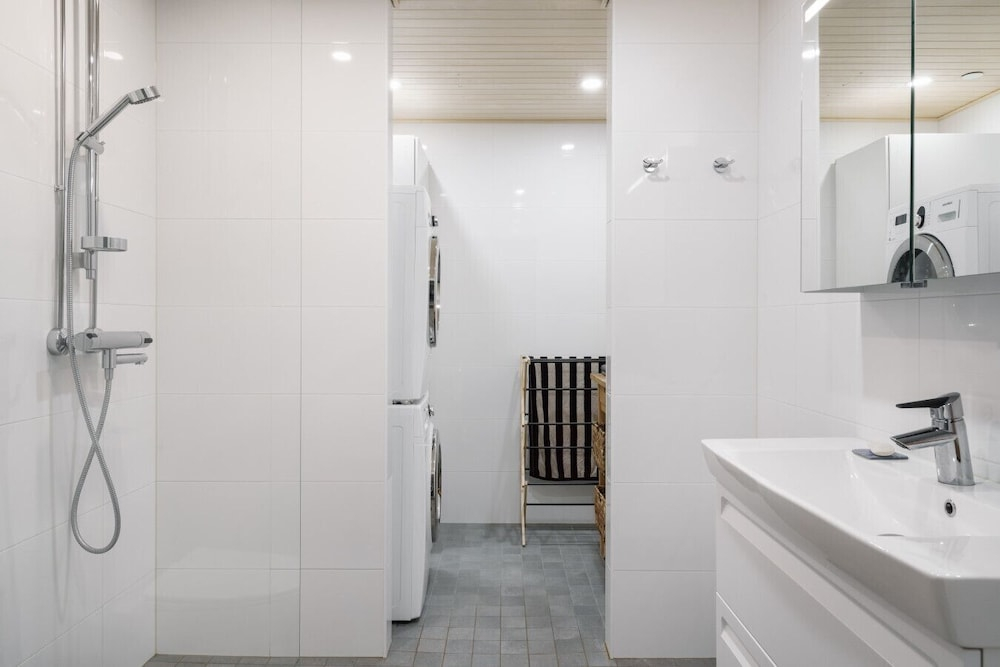 Modern 1BR Apt in Mall of Tripla