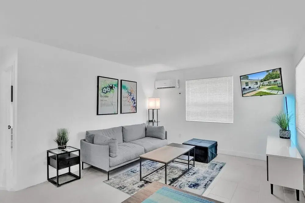 Modern Hallandale Apt w/ Backyard Near Beach