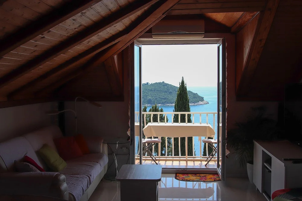 2-bed Apt, Sleeps 4 With Sea View, 10 min to Beach