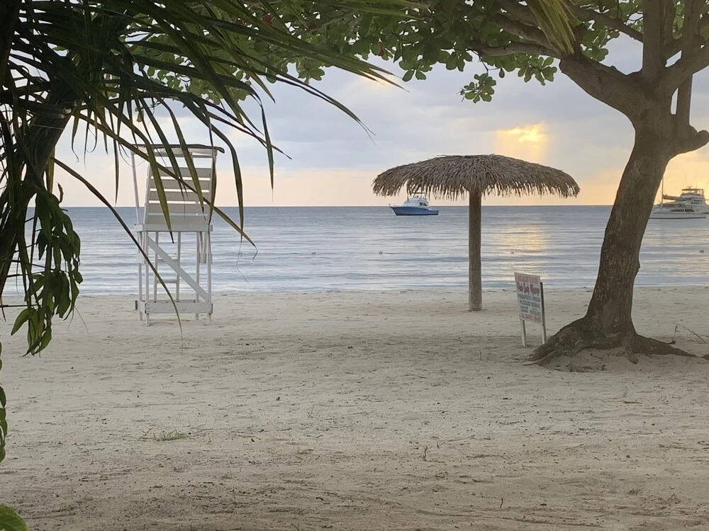 2-bedroom Apt - Enjoy 7 miles of White Sand Beach! 2 Apts by RedAwning
