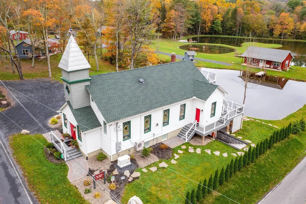 16 Mi to Ski Slopes! Creekside Poconos Cottage