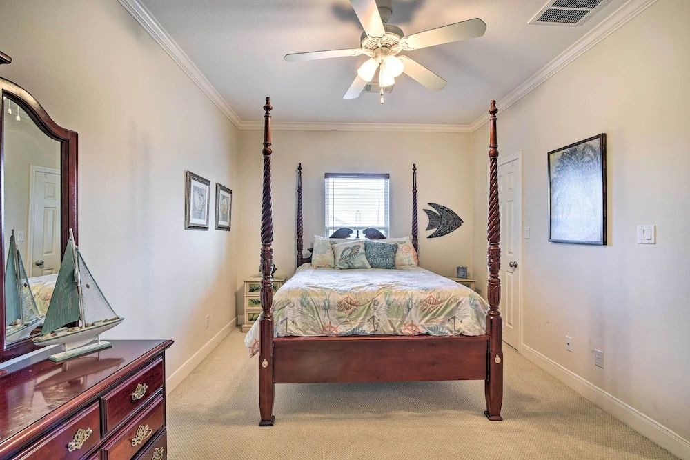 < 1 Mi to Beach: Salty Dog House in Galveston!