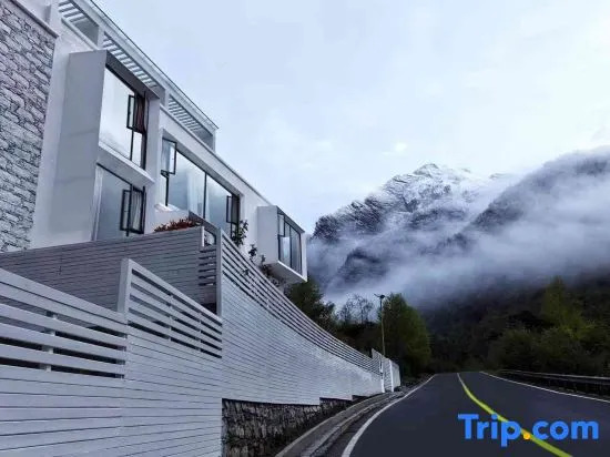 Guanyue Homestay (Shuangqiao Valley Scenic Area of Mount Siguniang)