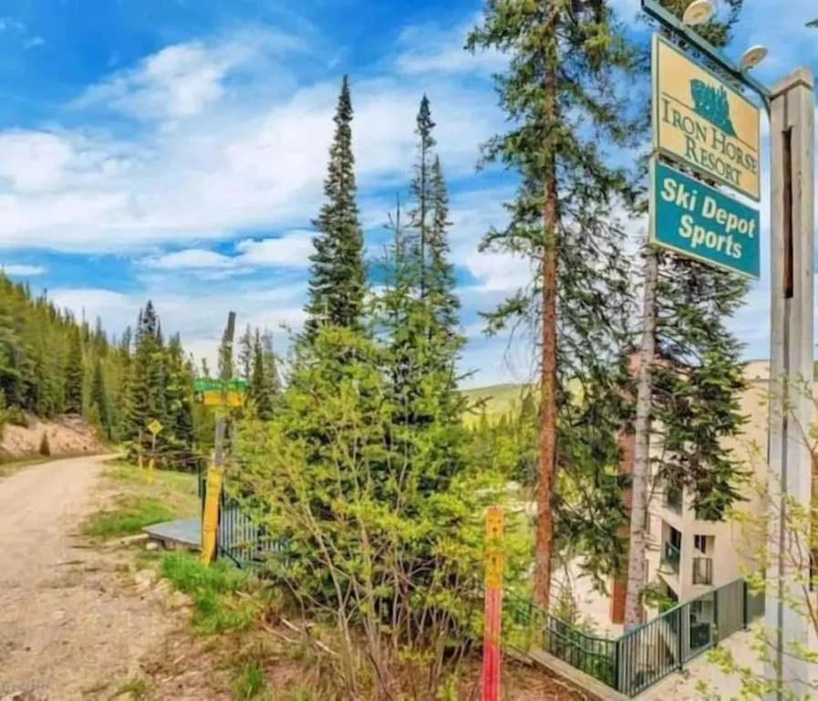 New Ski In/ski out Studio Onsite Amenities!