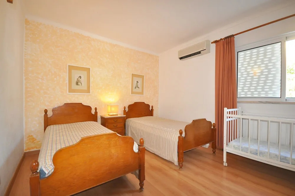 Stylish and well-equipped, private pool, close to amenities, free AC Wifi