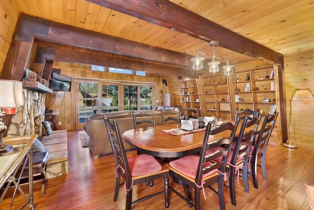 2073 - Mount Shasta Retreat 3 Bedroom Home by Redawning