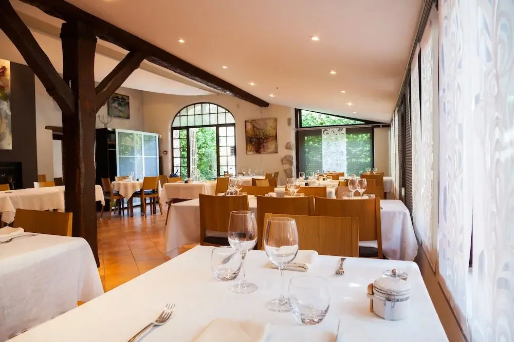 Logis Hotel Restaurant L Auberge Cigaloise