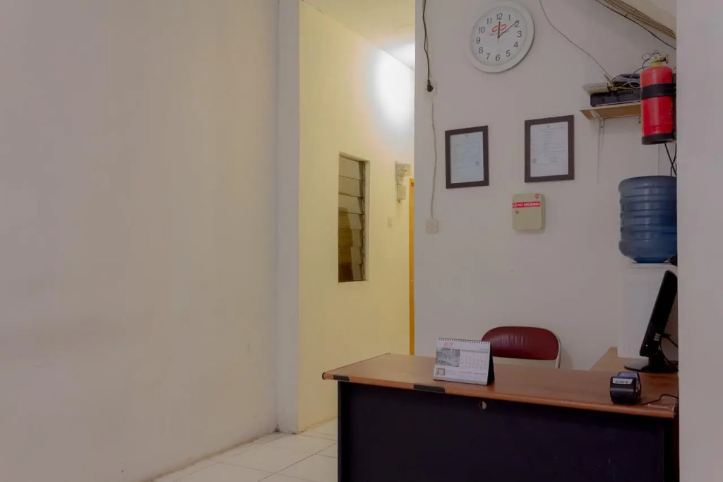 RedDoorz near Esa Unggul University Jakarta Campus