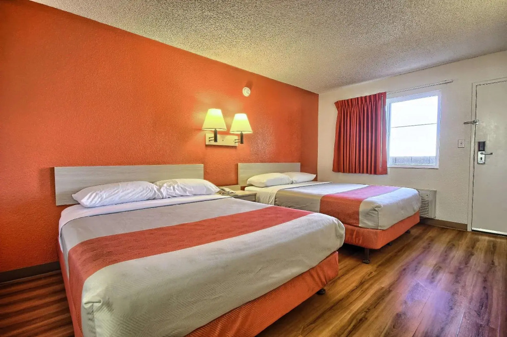 Motel 6 Fresno - Blackstone South