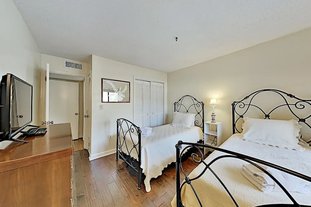 Stunning 2 Bedroom Villa Steps to the Beach