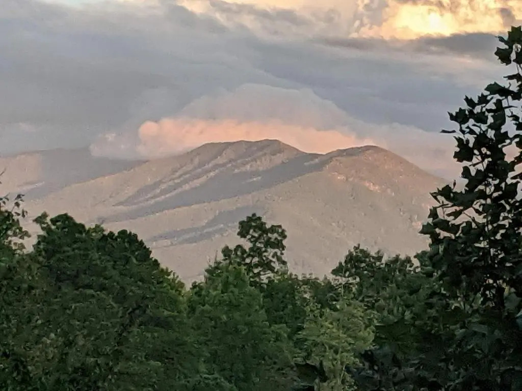 A Wolf's Den Gatlinburg