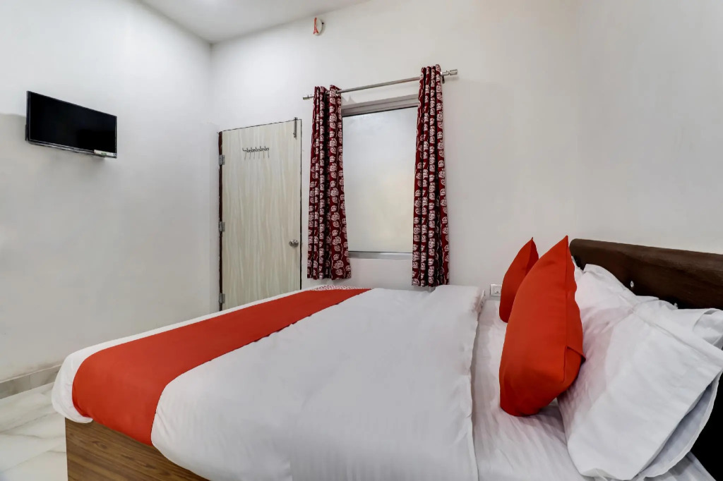 Hotel Rj18 by OYO Rooms