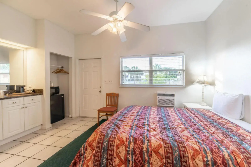 Captains Table Hotel by Everglades Adventures